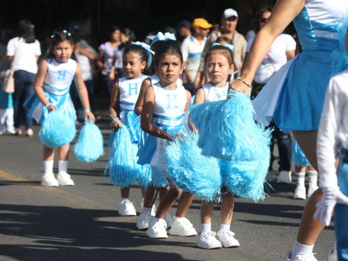 Palillonas y pomponeras de prebásica deslumbran en los desfiles patrios en Tegucigalpa