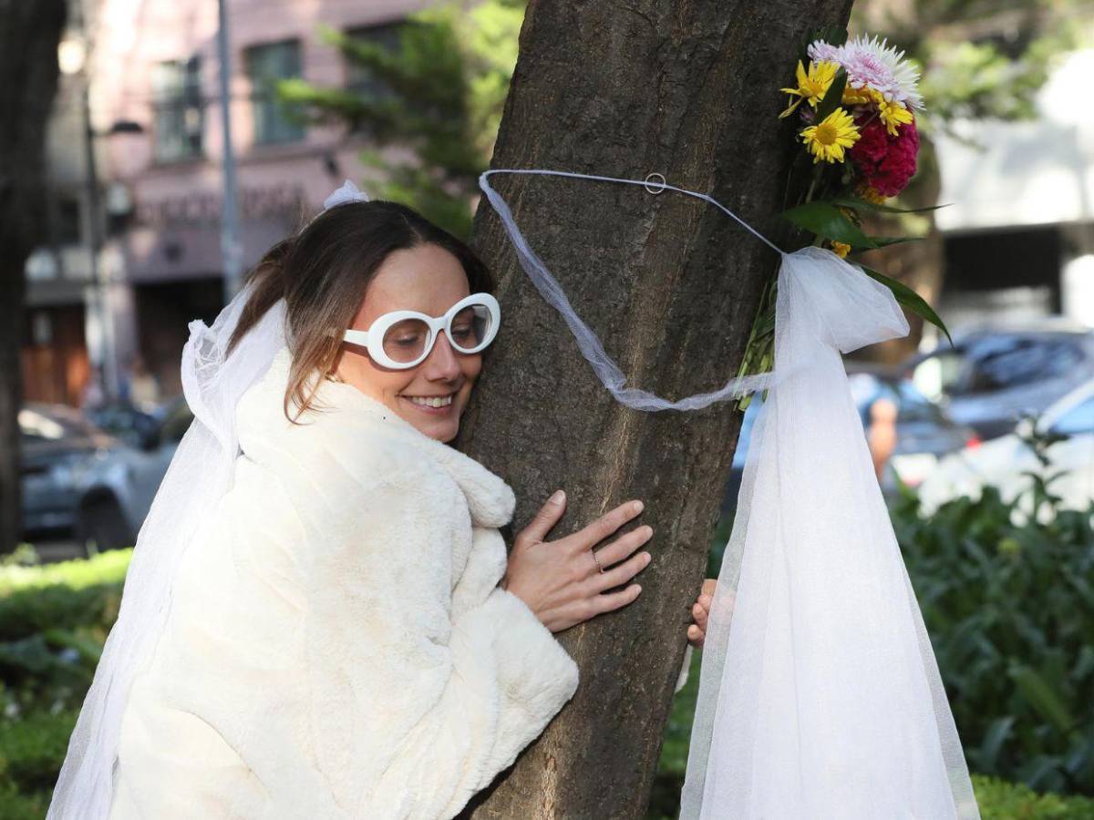 Una boda poco común: 11 personas “se casan” con un árbol en CDMX para alzar la voz contra la deforestación