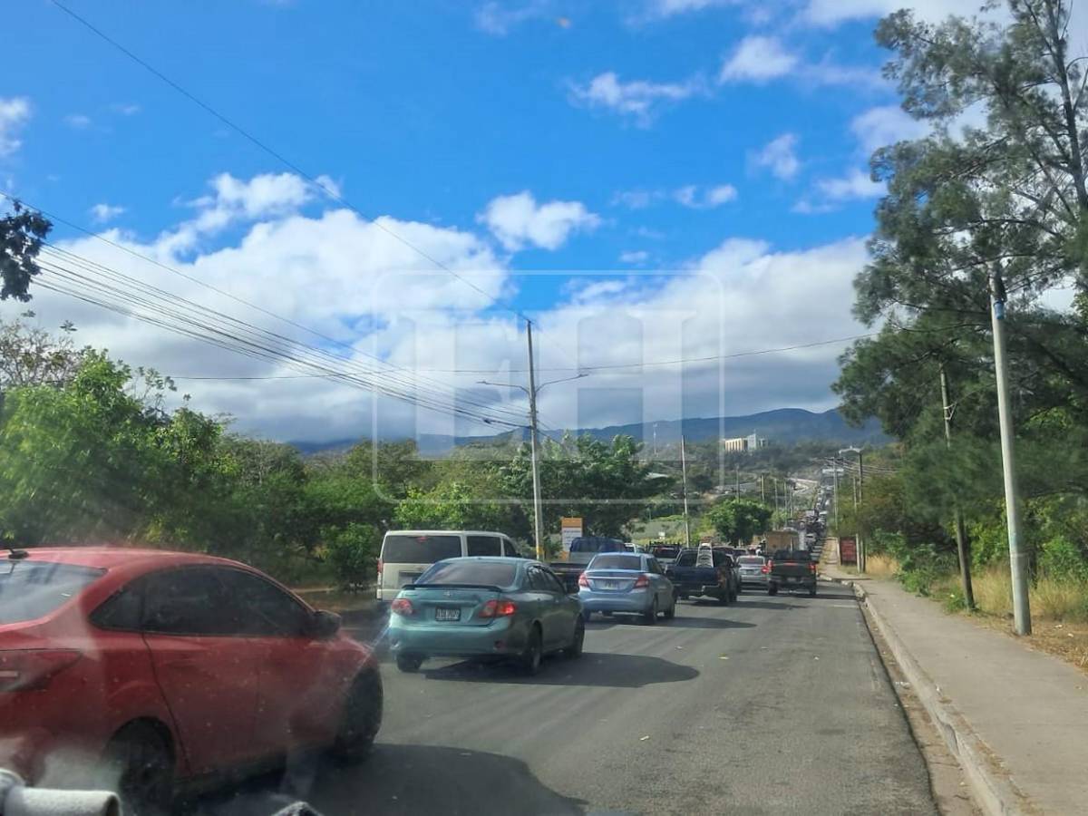 Caos vial en anillo periférico por cierre de puente Papa Francisco