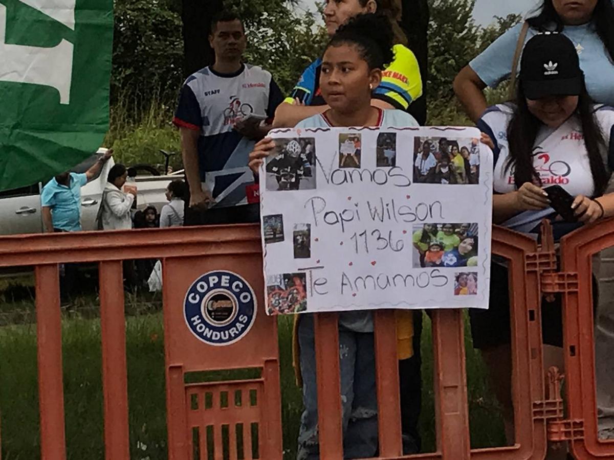 ”Te amamos”, así llegó esta menor para apoyar a su padre en la Vuelta Ciclística.