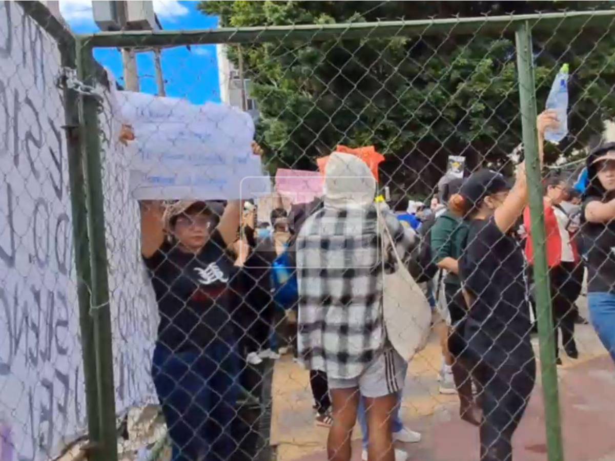 Gas lacrimógeno y piedras: distubios frente al CN tras protesta de estudiantes de la UNAH