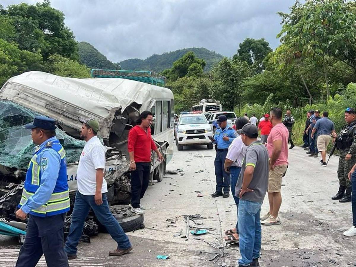 Las primeras imágenes  del brutal choque entre bus y rastra en desvío a Trinidad, Copán