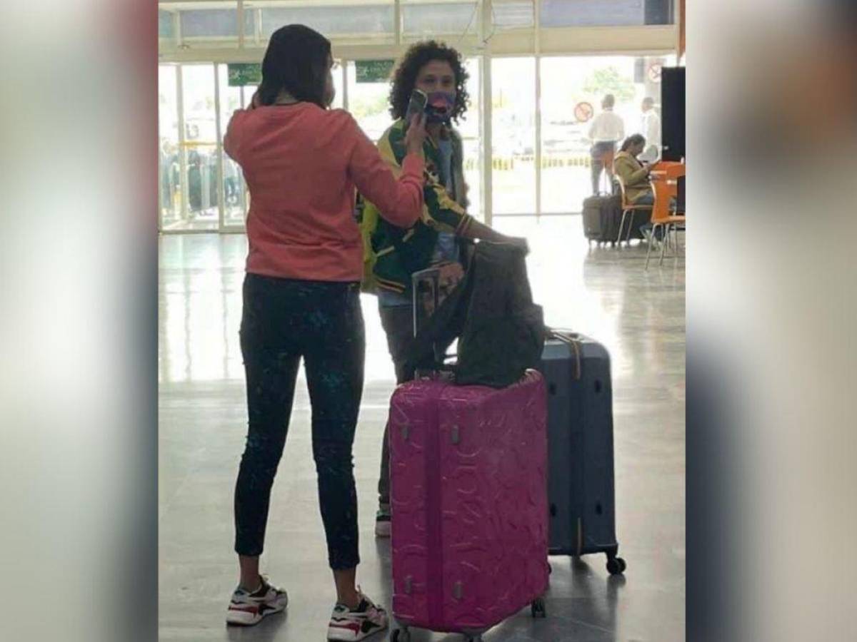 Así fueron captados Luisito y su novia en el aeropuerto Ramón Villeda Morales.