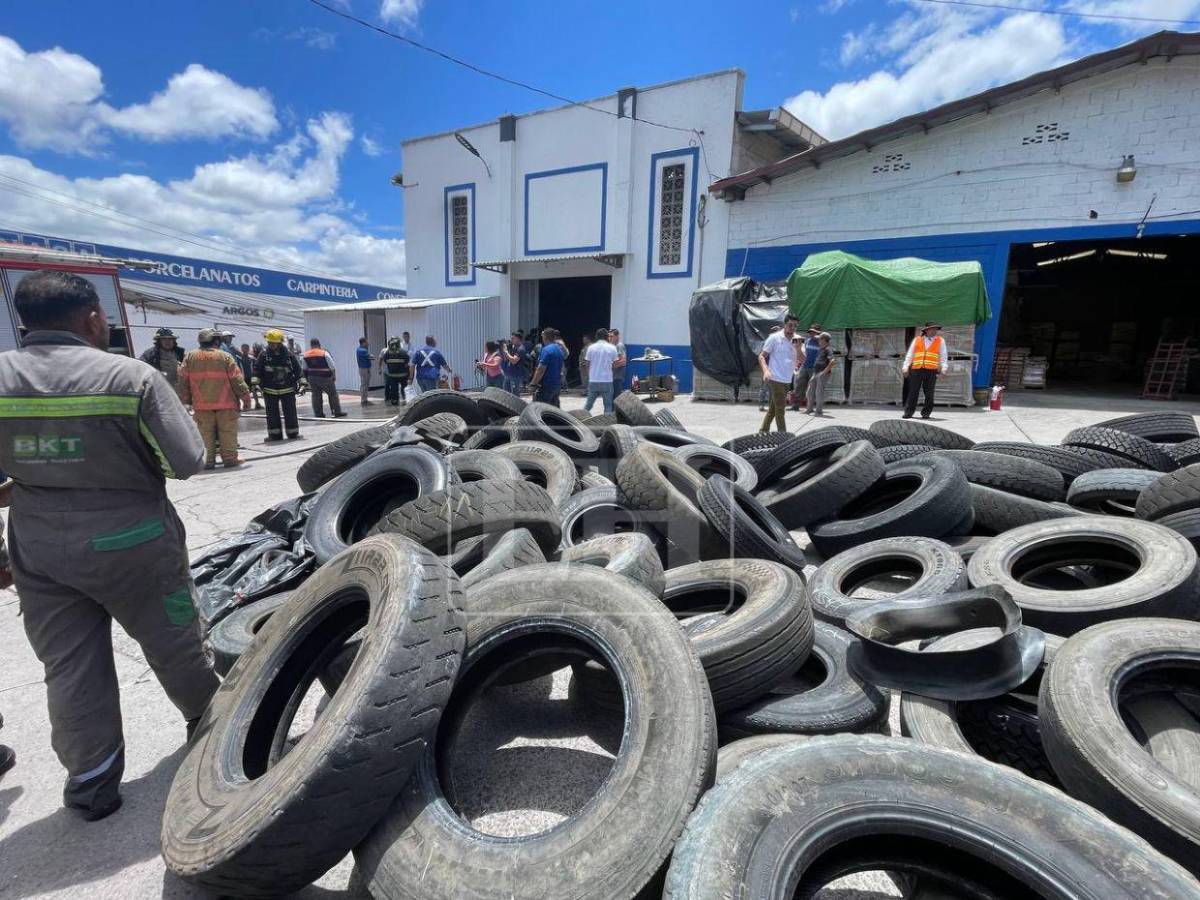 Las imágenes del incendio que quemó una bodega de llantas en el anillo periférico