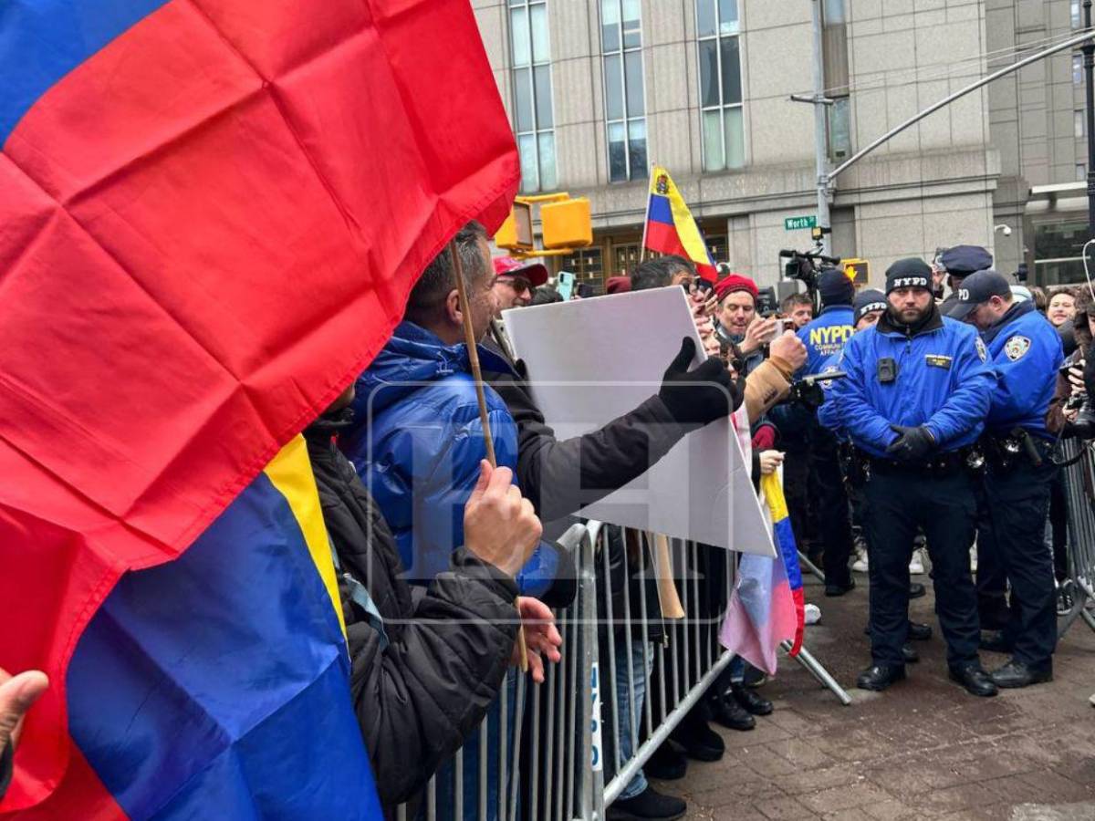 Protestan en Nueva York durante la audiencia contra Nicolás Maduro y su esposa