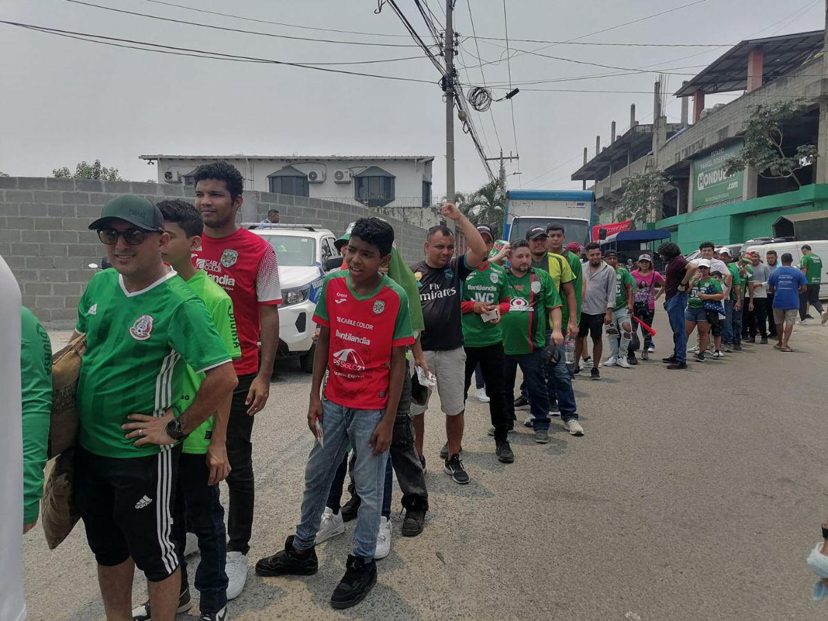 Bajo un fuerte sol, seguidores del Marathón hacen largas filas en las afueras del Yankel Rosenthal.