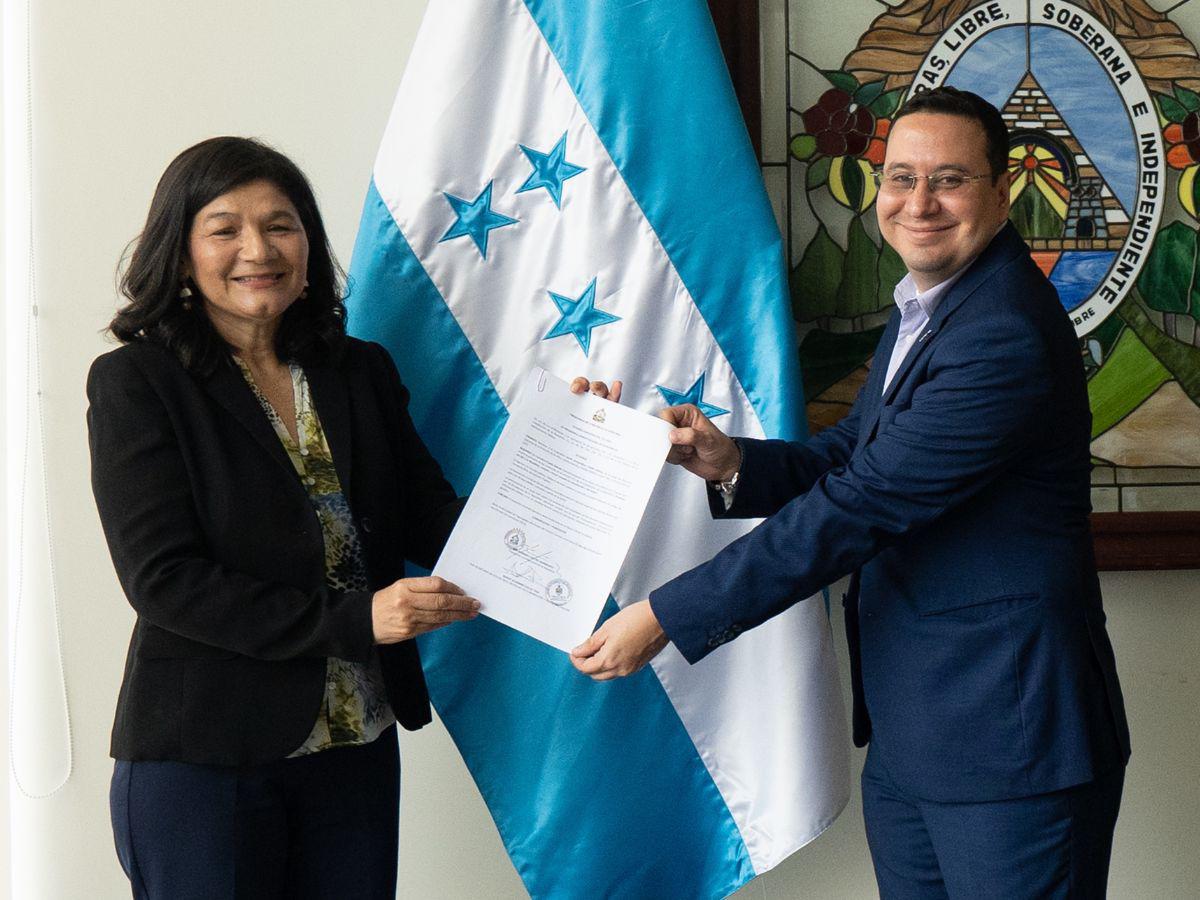 Juramentan a la nueva directora de la Dinaf, Lizeth Coello Gómez