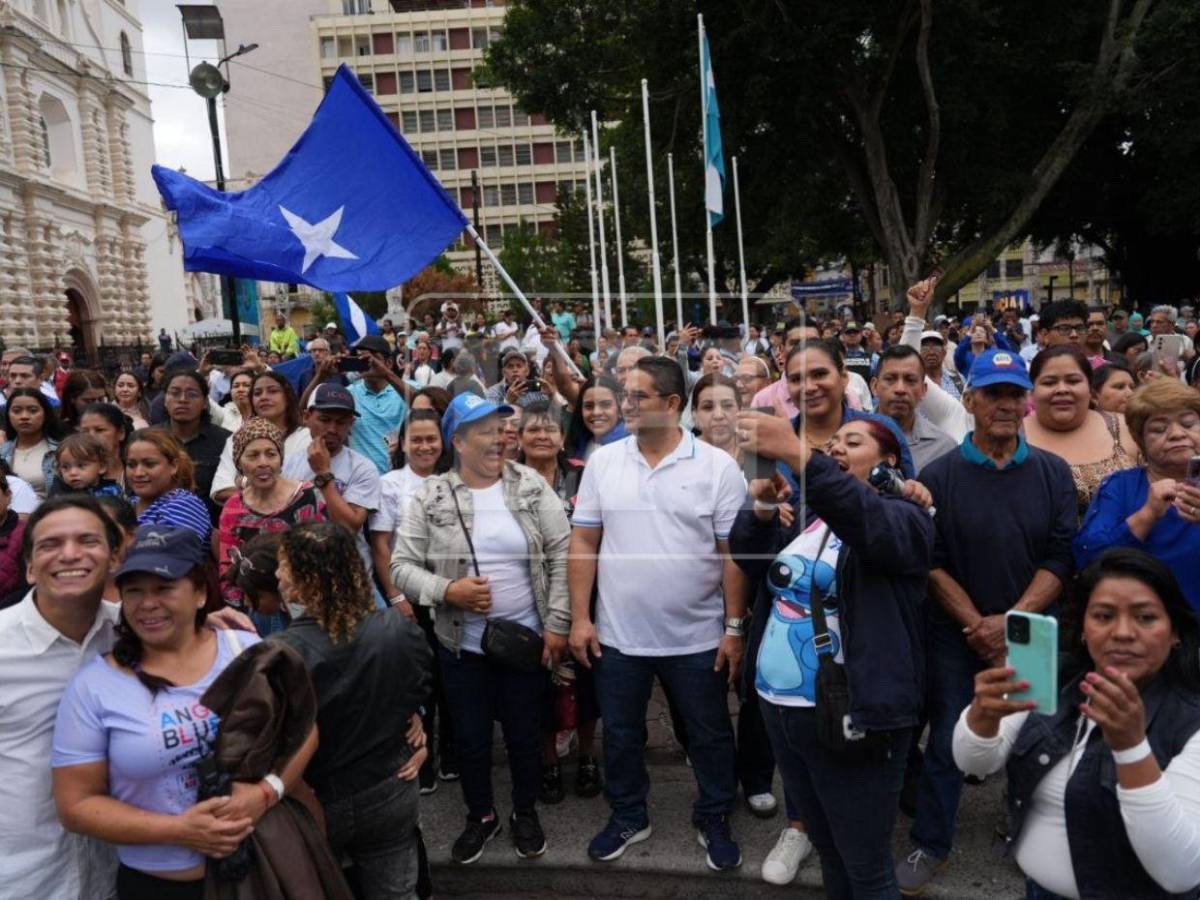 Simpatizantes llenan el centro de Tegucigalpa por investidura de Nasry Asfura