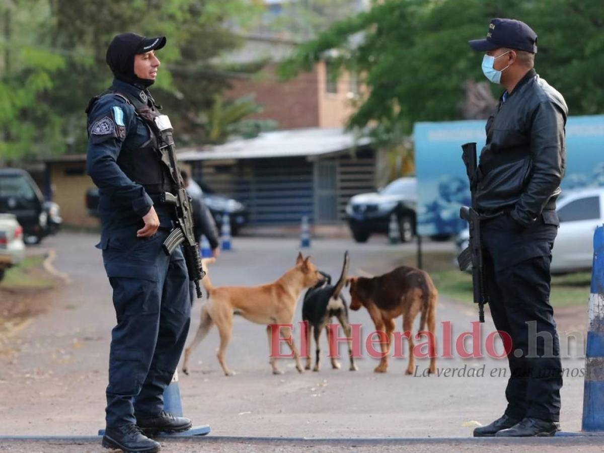 En el lugar todavía no se ve un movimiento que indique que la salida del expresidente se esté desarrollando.