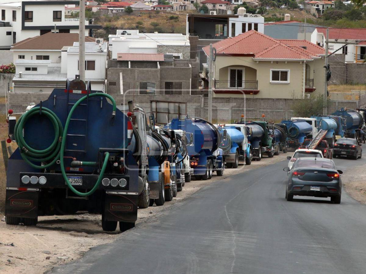 Capitalinos enfrenta escasez de agua pese a reparto con cisternas públicas