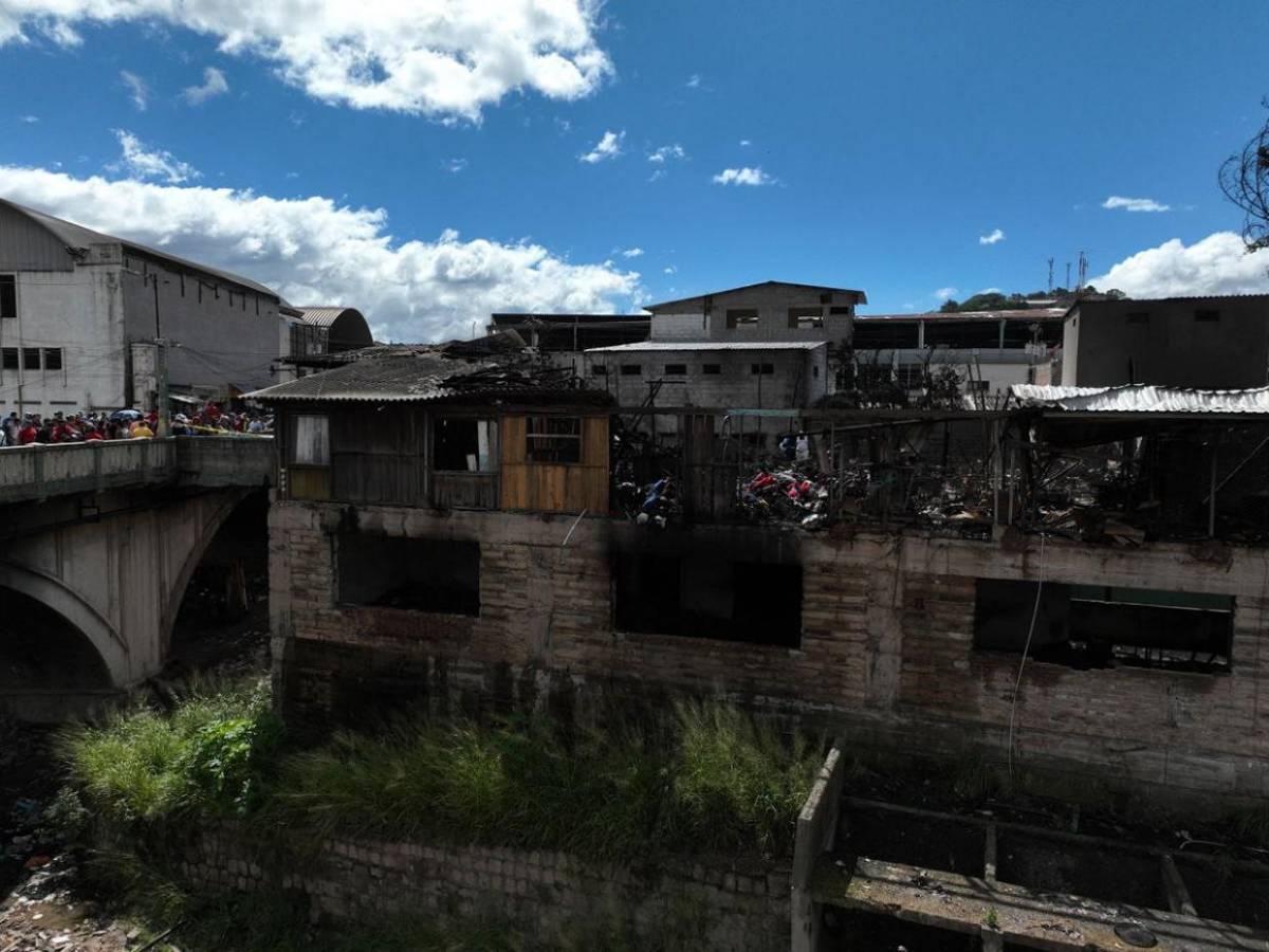 Vista aérea del desastre provocado por incendio en mercado aledaño a Las Américas