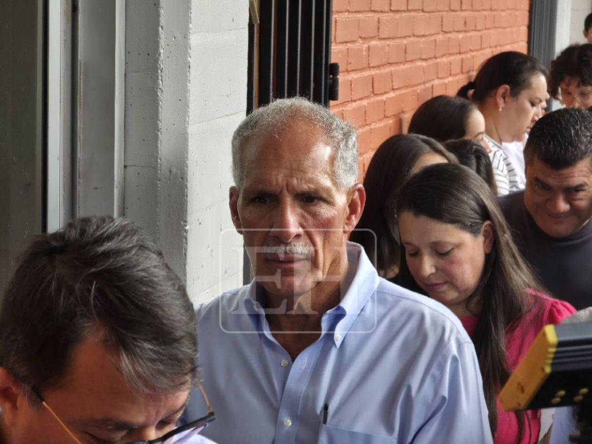 Haciendo fila y tomándose fotos con los votantes: así llegó a votar Nasry Asfura