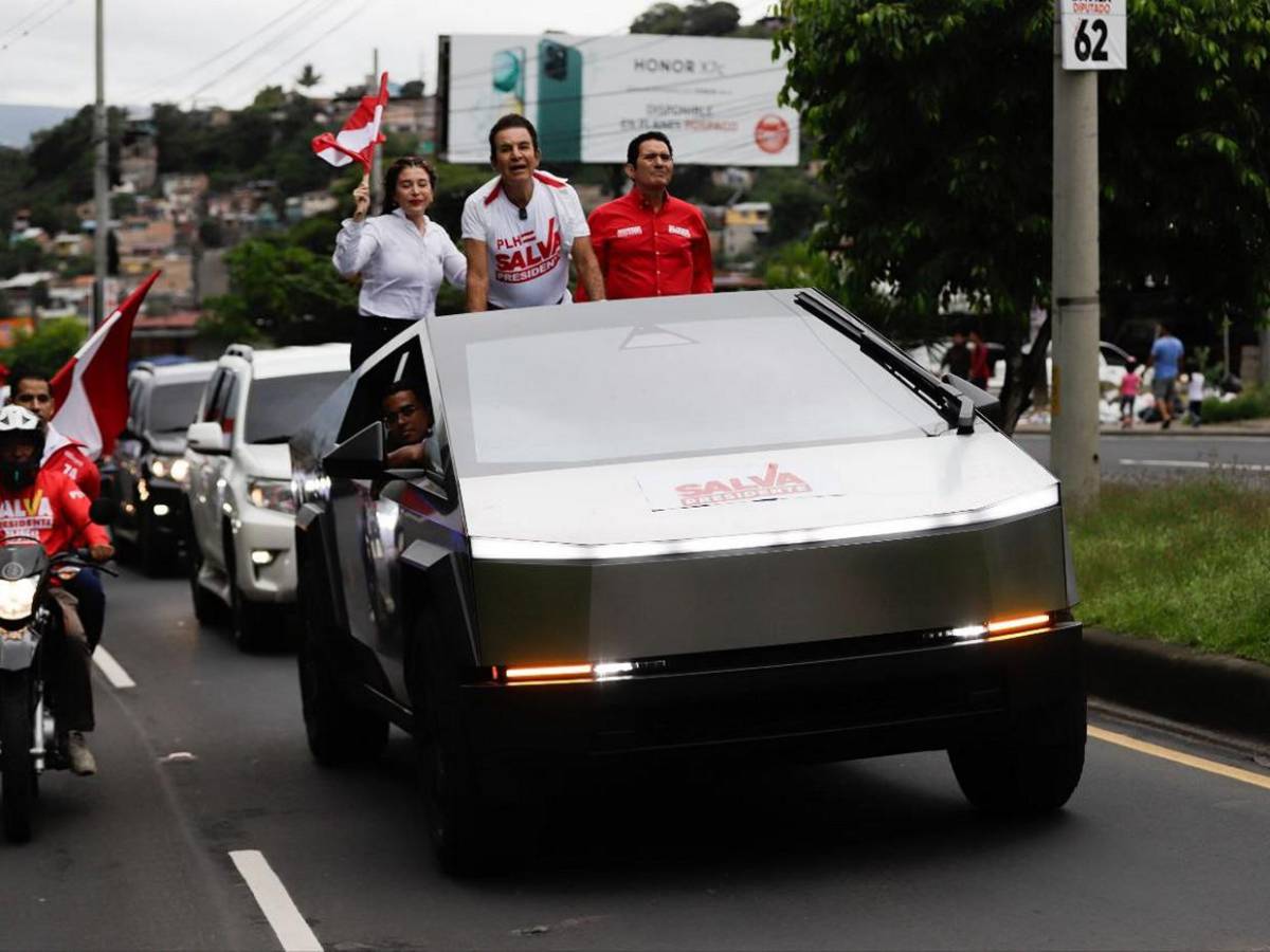 Salvador Nasralla lidera caravana en bulevar Fuerzas Armadas de Tegucigalpa