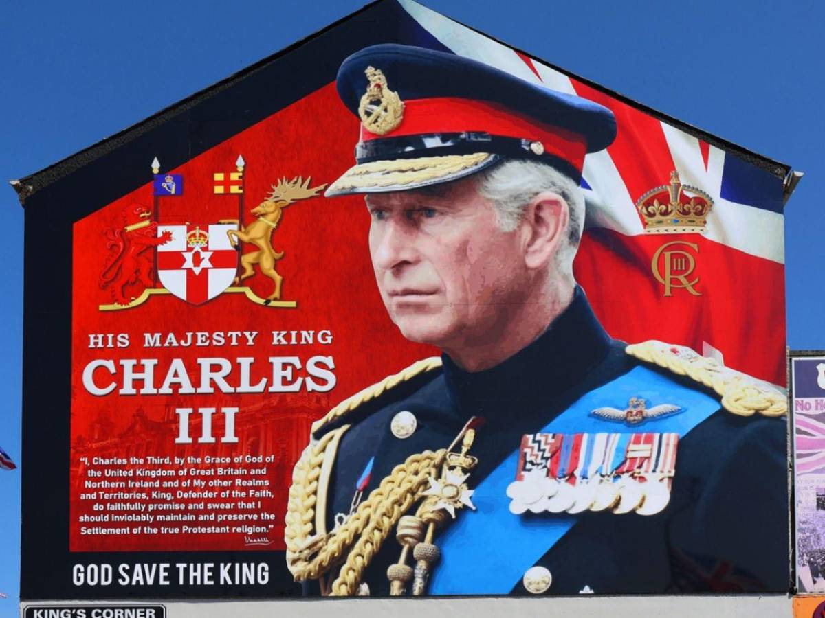 Lectura de labios revela el mordaz comentario de Harry durante coronación del rey Carlos III