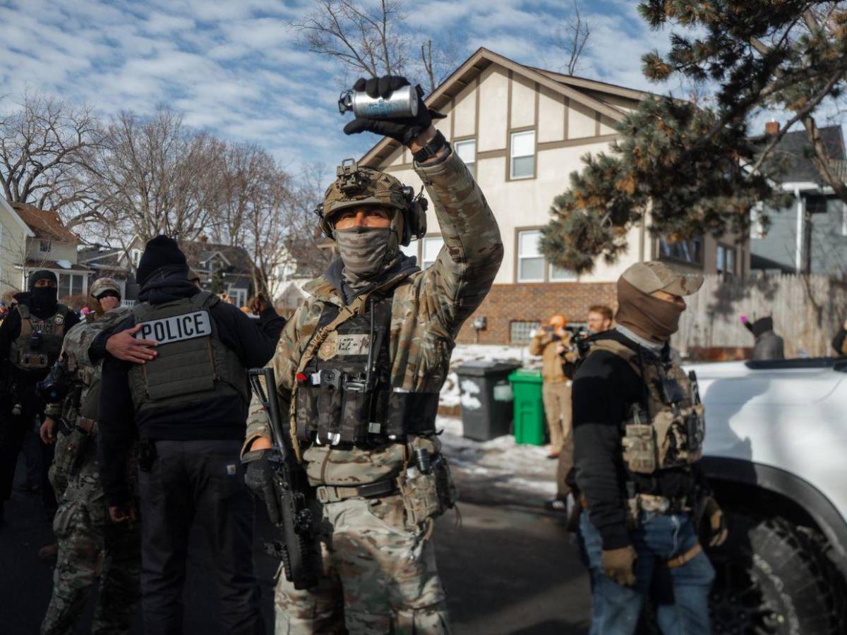Por la fuerza sacaron a mujer de su carro durante violentas protestas en Minneapolis