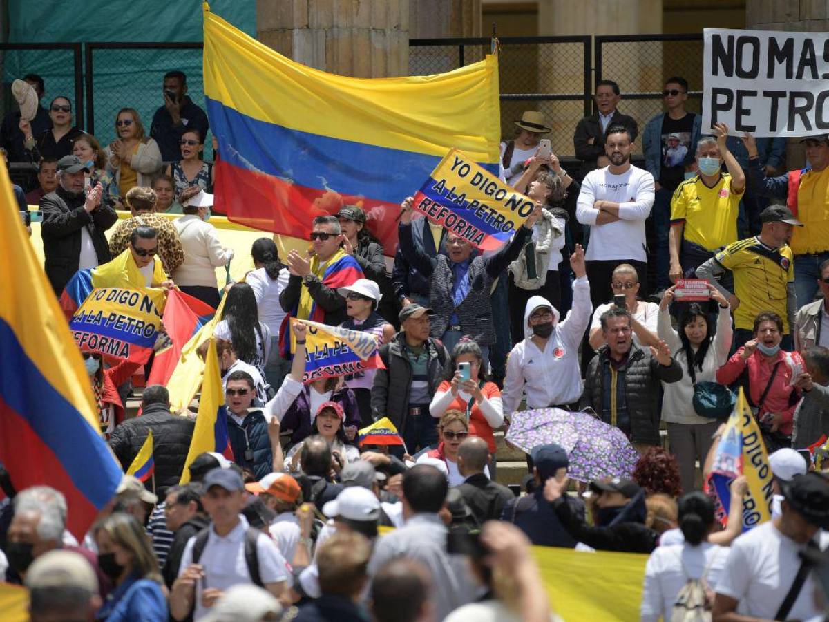 Miles protestan en Colombia contra el gobierno de Gustavo Petro