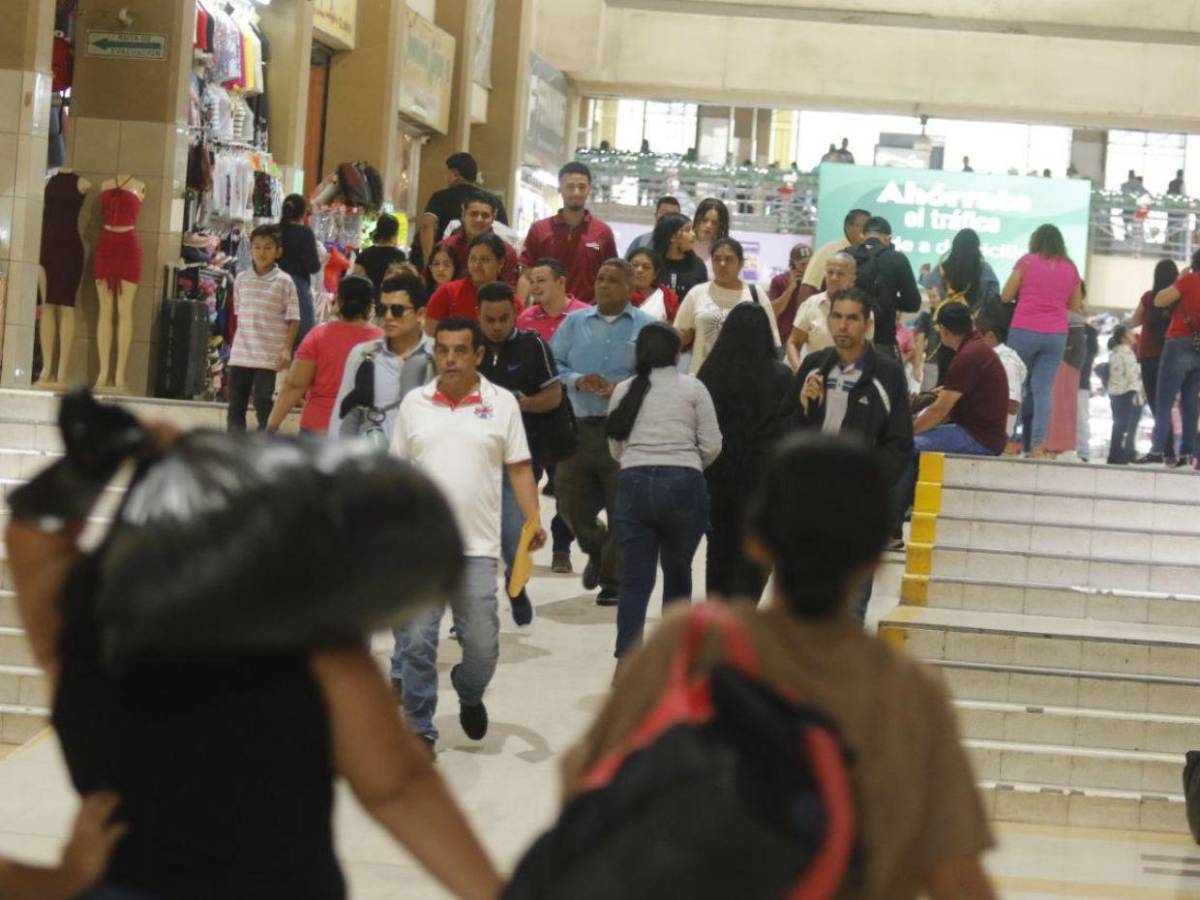 Sampedranos abarrotan la Central Metropolitana a horas de elecciones generales