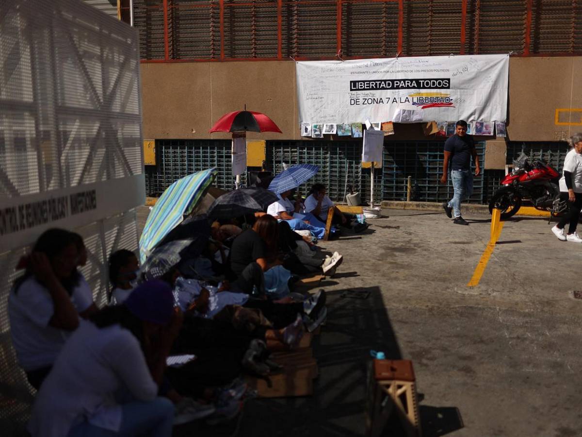 Encadenados y en huelga de hambre: el clamor de familiares por presos políticos en Caracas