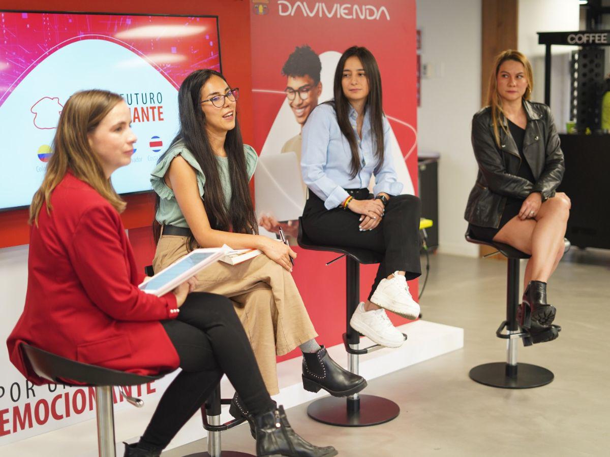 Tres mujeres jóvenes emprendedoras colombianas comparten sus experiencias exitosas de innovación.