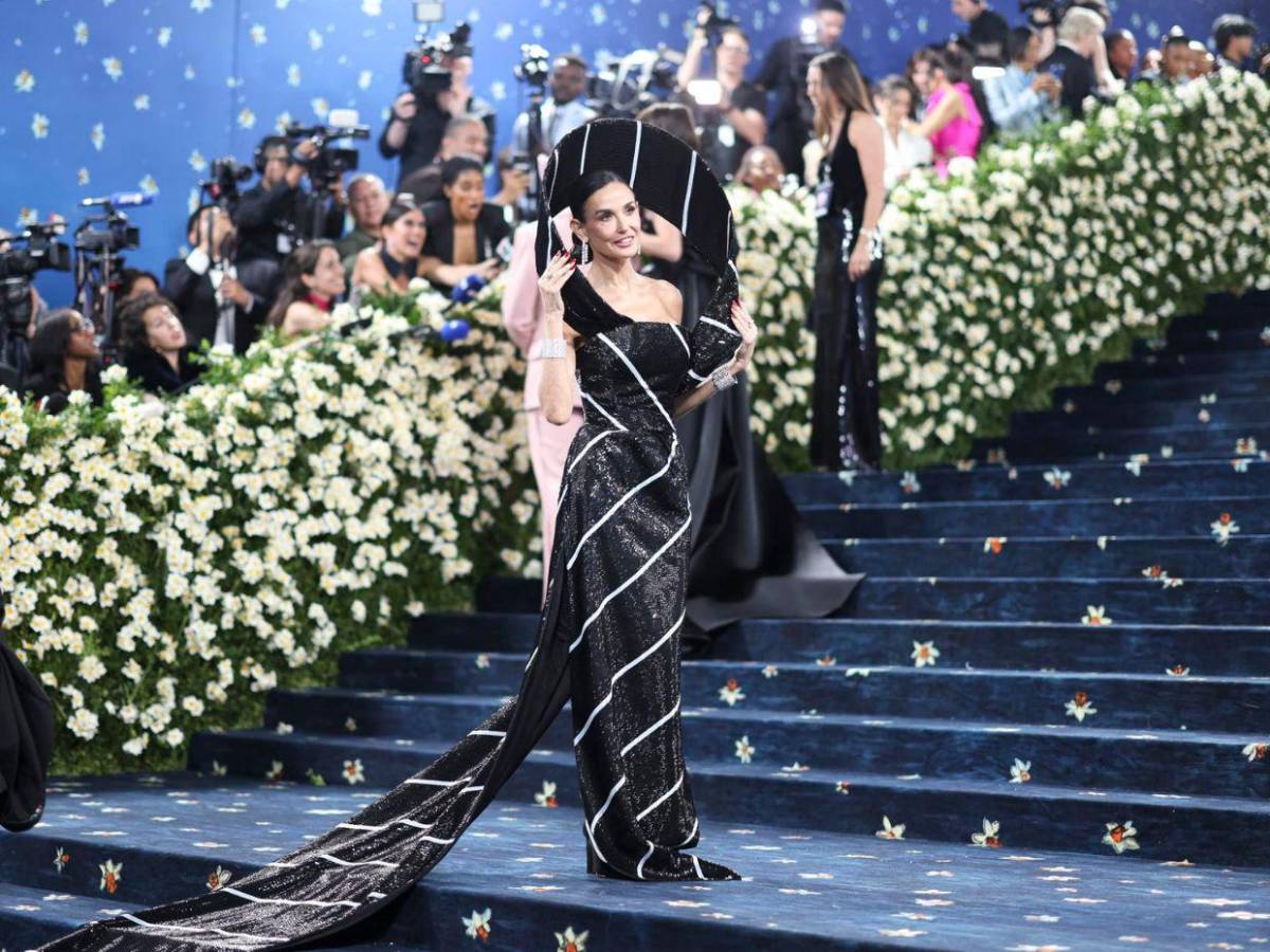 ¡Deslumbrante! Así lució la hermosa Demi Moore en la Met Gala 2025