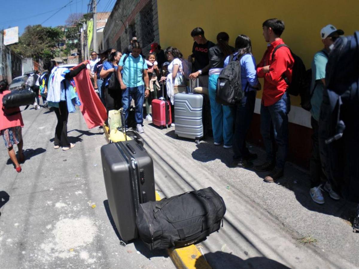 Capitalinos llenan terminales de buses para vacacionar durante Semana Santa Capitalinos llenan terminales de buses para vacacionar durante Semana Santa