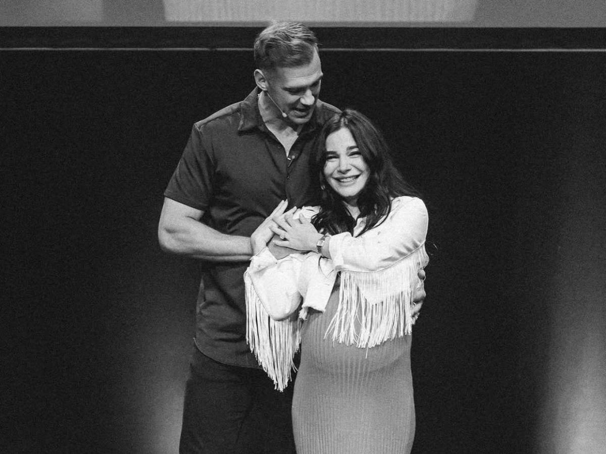 ¡Doble milagro! Martha Higareda y Lewis Howes confirman el nacimiento de sus gemelas