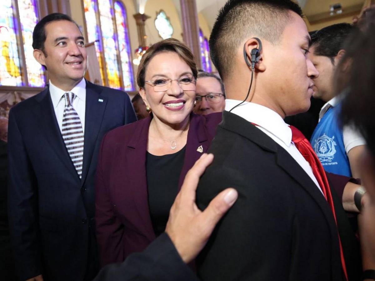 Gabinete de gobierno, políticos y diplomáticos ante la Patrona de Honduras