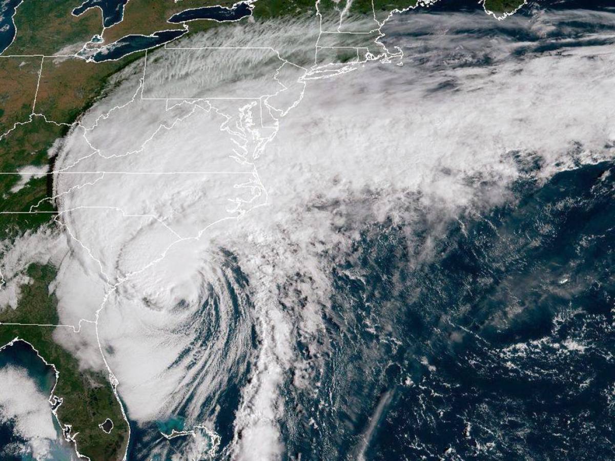 El huracán Ian amenaza a Carolina del Norte y del Sur tras recobrar fuerza