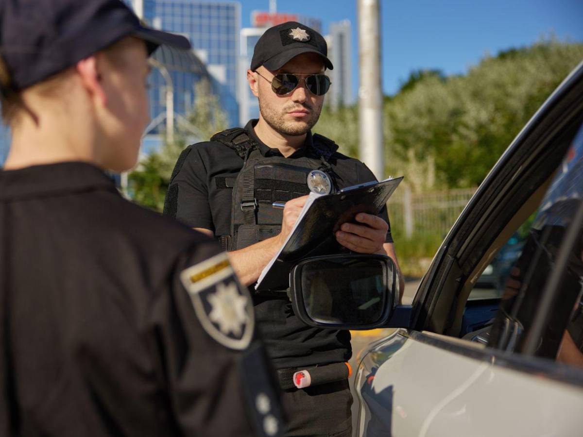 Influencer sin mano derecha fue multada por usar el teléfono mientras conducía