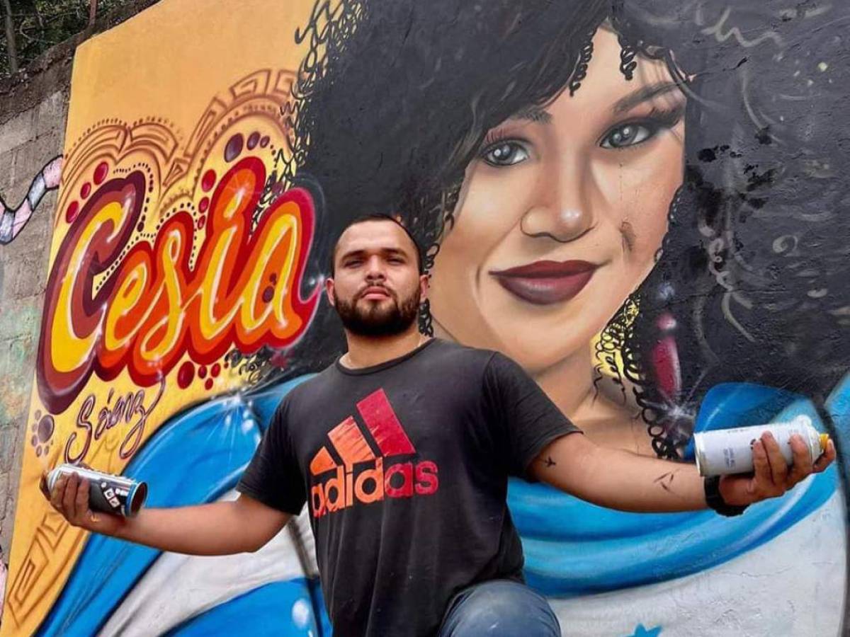 Artista realiza mural en honor a la hondureña Cesia Sáenz, finalista de La Academia