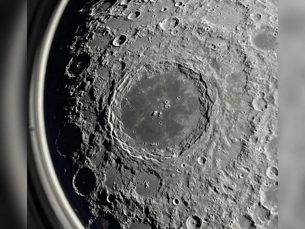 ¿Qué significan las fotografías de la Luna con colores en su superficie?