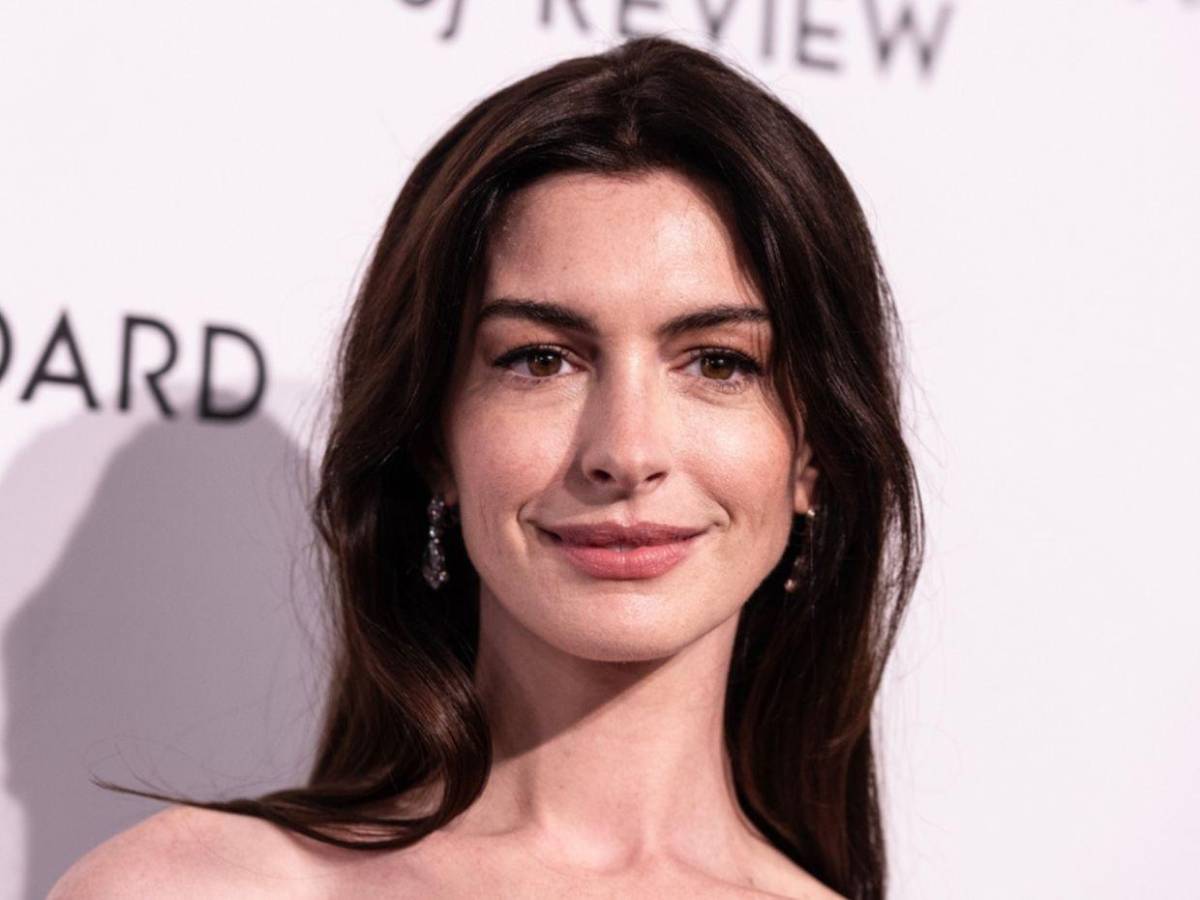 ¿Cirugía o buena genética? Fans reaccionan al nuevo rostro de Anne Hathaway