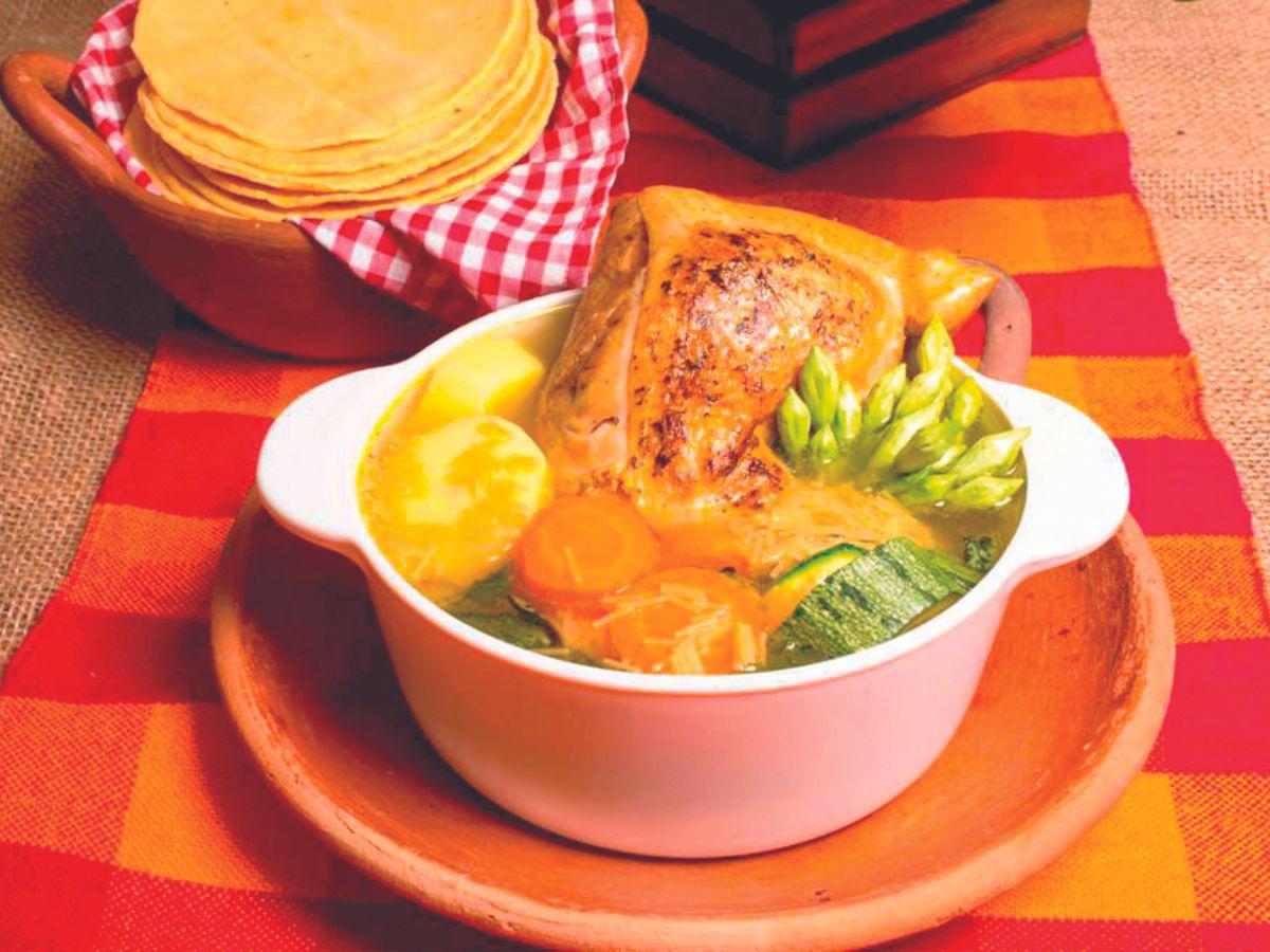 Sopa de gallina a las brasas con loroco.