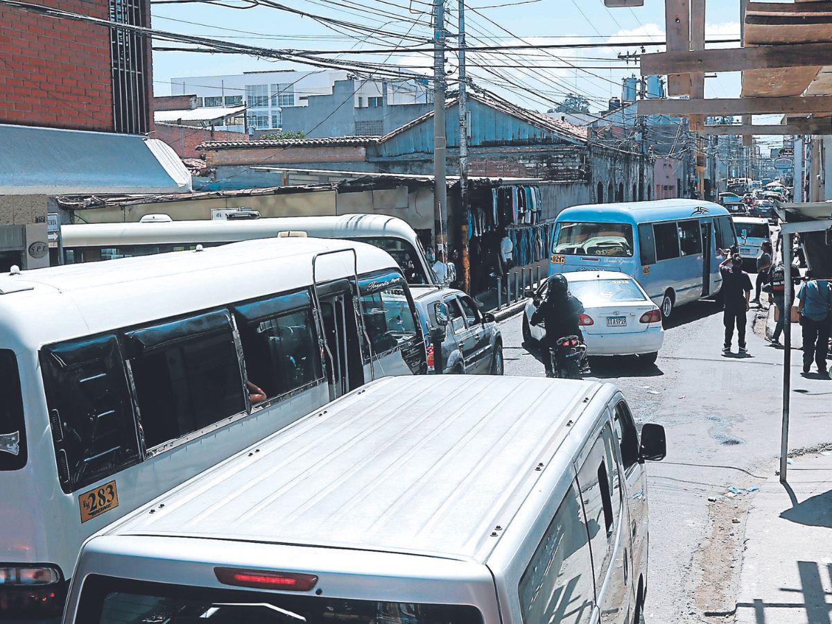 Abuso de buses rapiditos mantiene un tormento vial en calles de Tegucigalpa