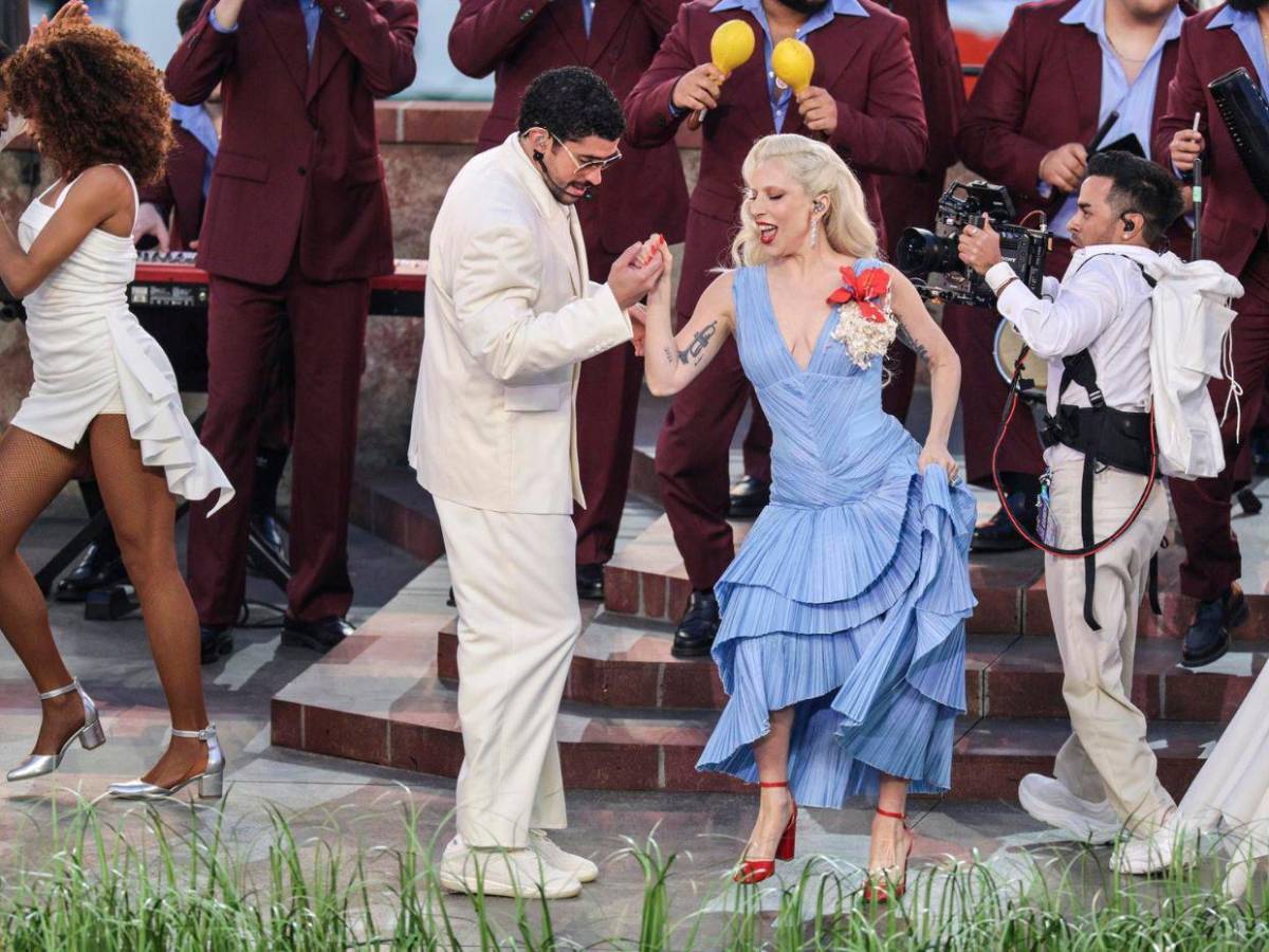Un vestido dominicano y una Flor de Maga: detalles del look de Lady Gaga en show de medio tiempo