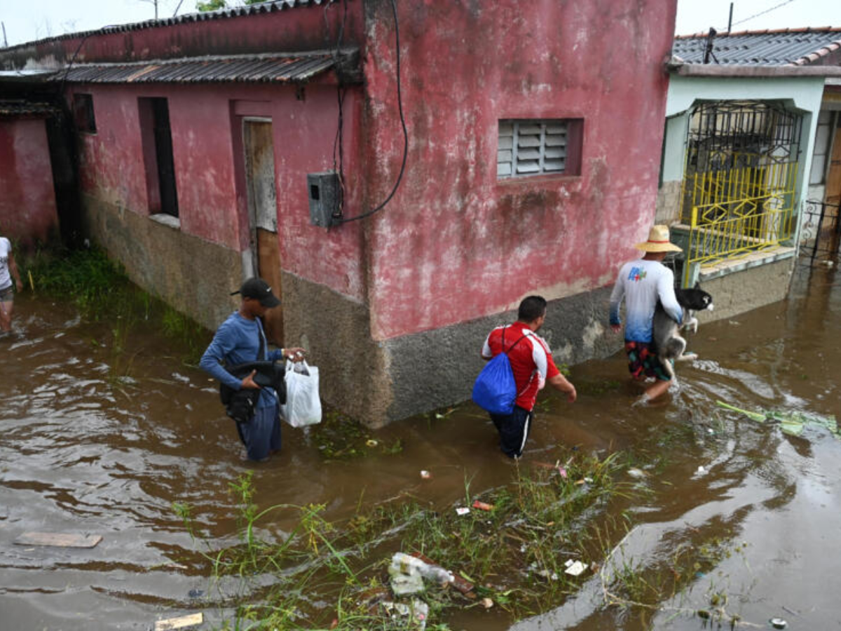 Idalia deja inundaciones y apagones a su paso por occidente de Cuba