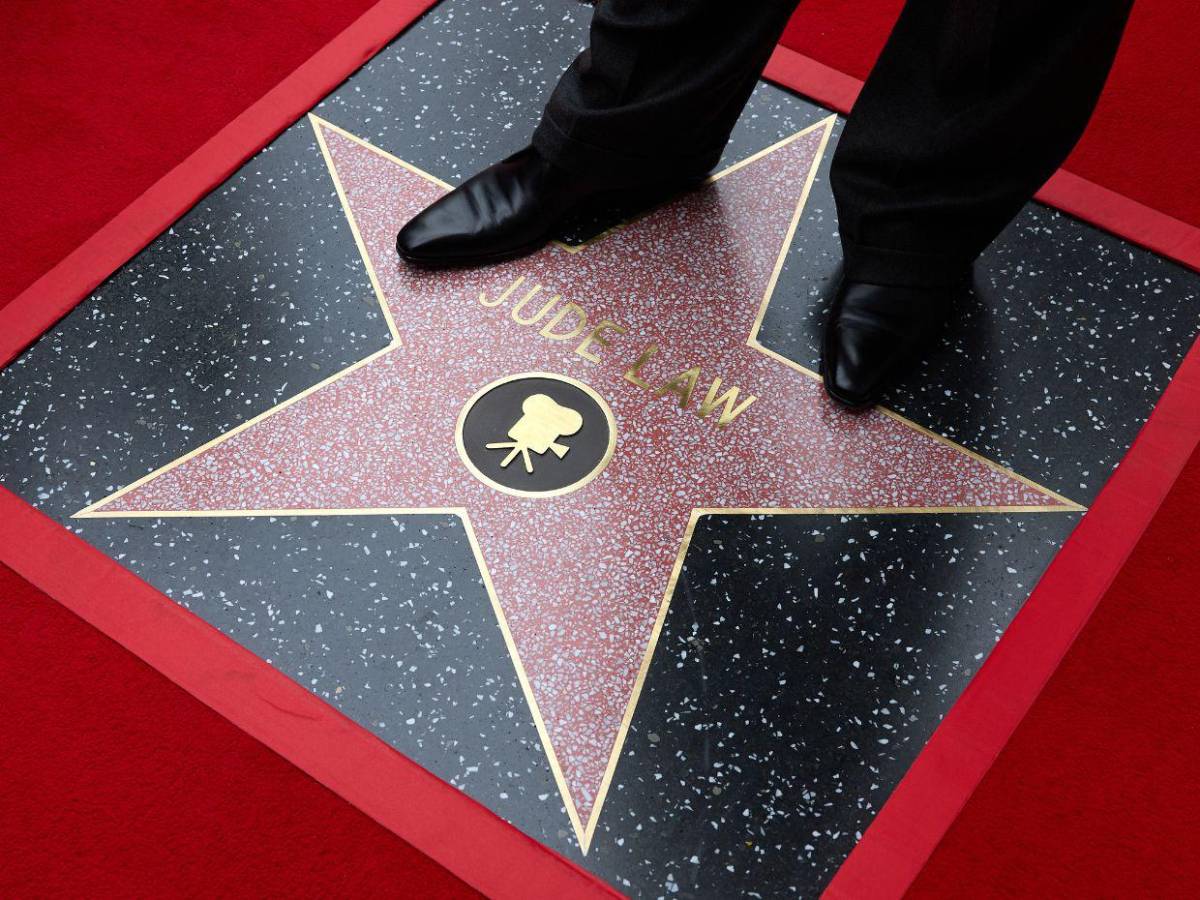 Jude Law conquista el Paseo de la Fama luego de tres décadas de carrera