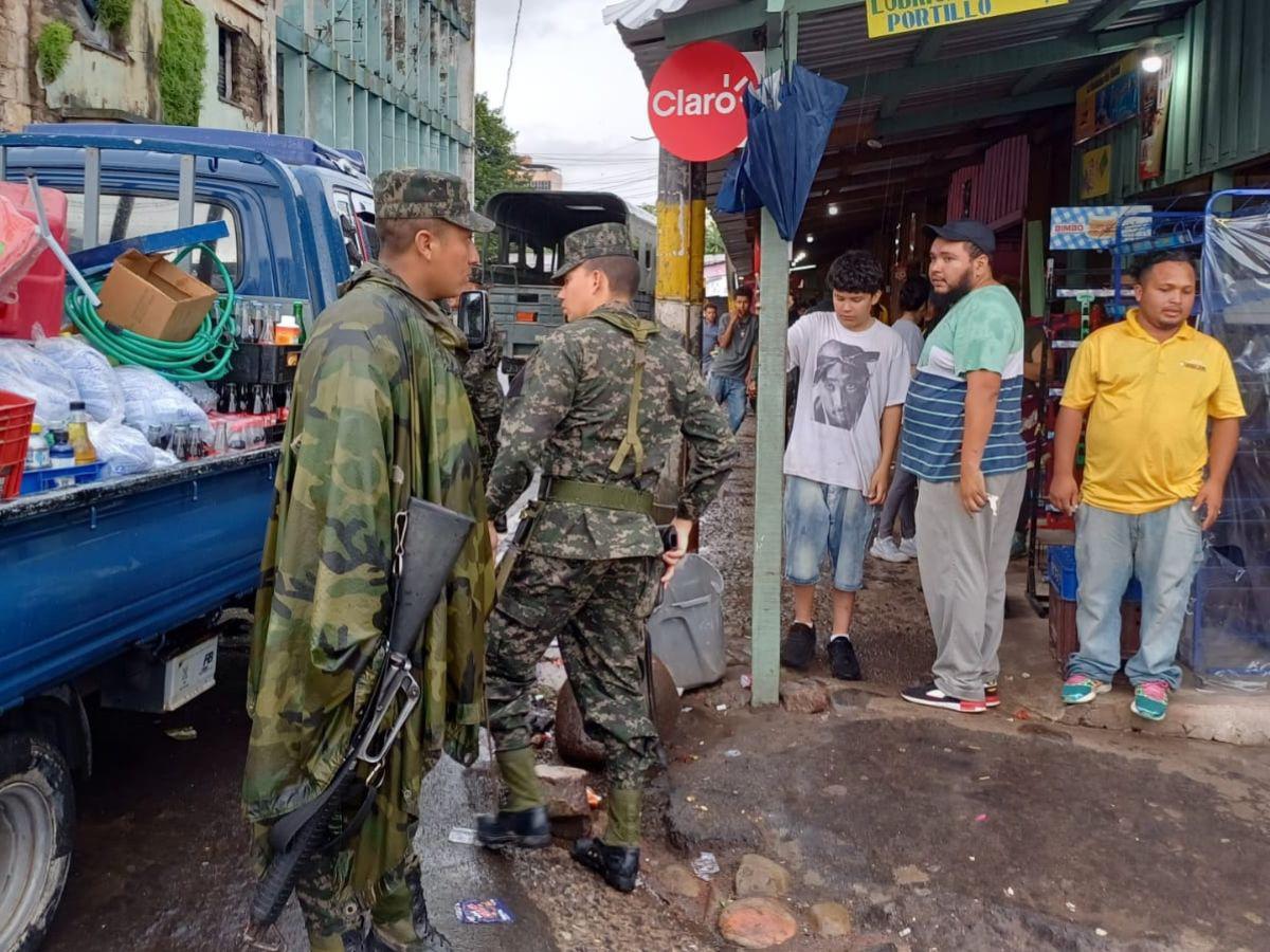 Evacúan a vendedores del mercado Primera Avenida por crecida del río Choluteca