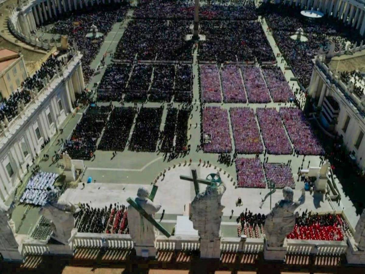 Funeral del papa Francisco: la plaza de San Pedro desbordada de fieles