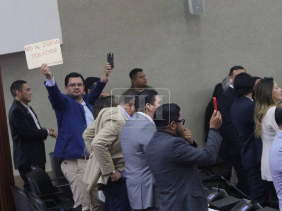 Diputados de Libre sacan silbatos en medio de lectura de denuncias de juicio político