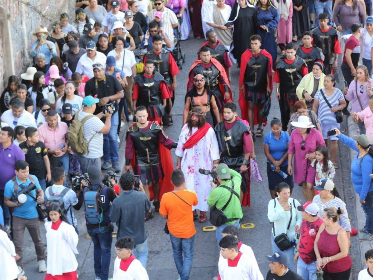 Capitalinos acuden al Vía Crucis en Comayagüela