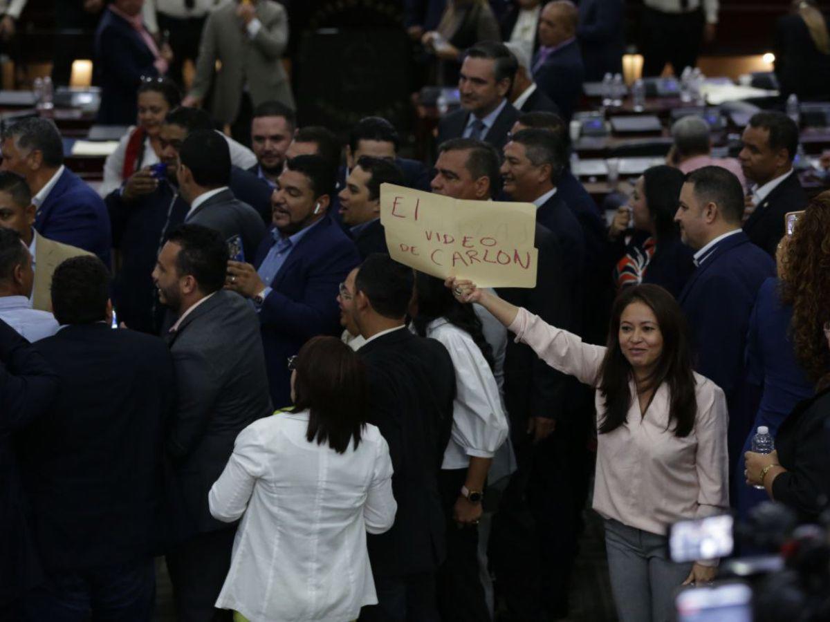 Lanzan botella con agua a Luis Redondo durante sesión en el Congreso Nacional Lanzan botella con agua a Luis Redondo durante sesión en el Congreso Nacional
