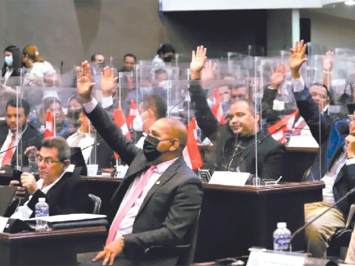 Dirigencia liberal alerta ante coqueteos con Libre