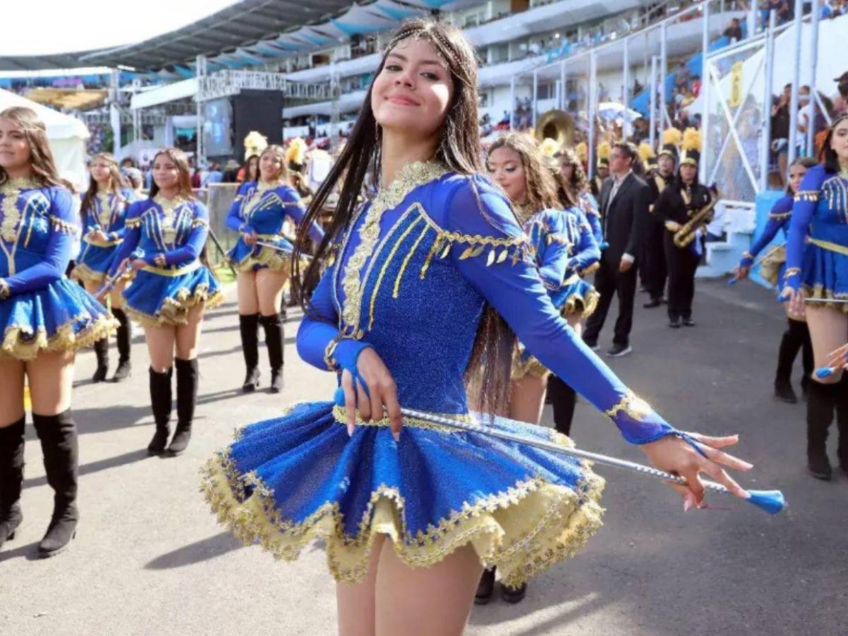 Educación investigará denuncias por extorsión vinculadas con los desfiles