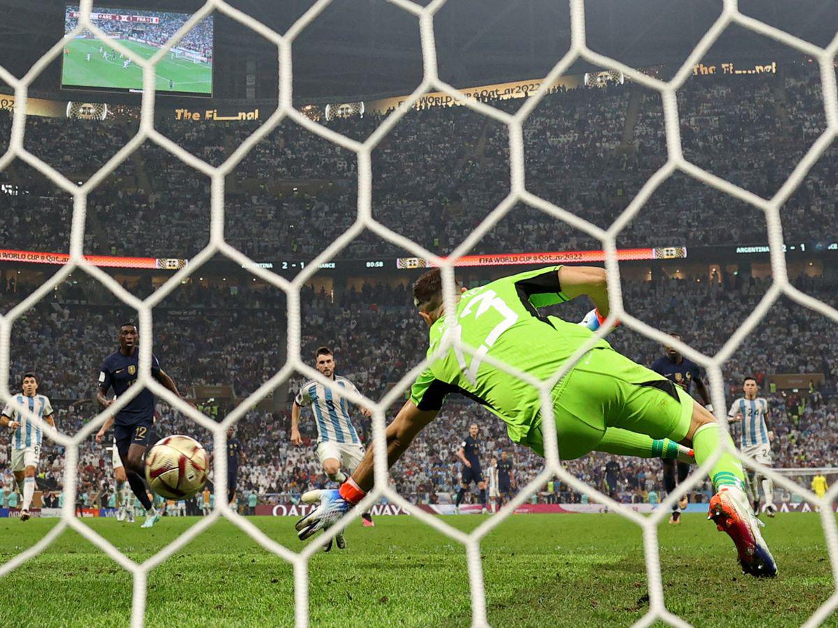 La estirada de Emiliano Martínez fue inútil ante la potencia del disparo.