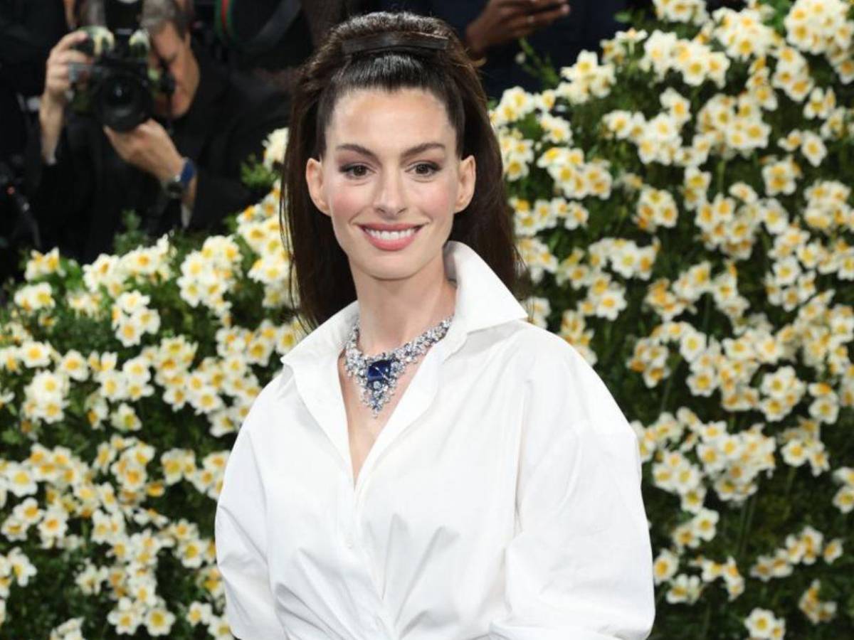 ¿Cirugía o buena genética? Fans reaccionan al nuevo rostro de Anne Hathaway