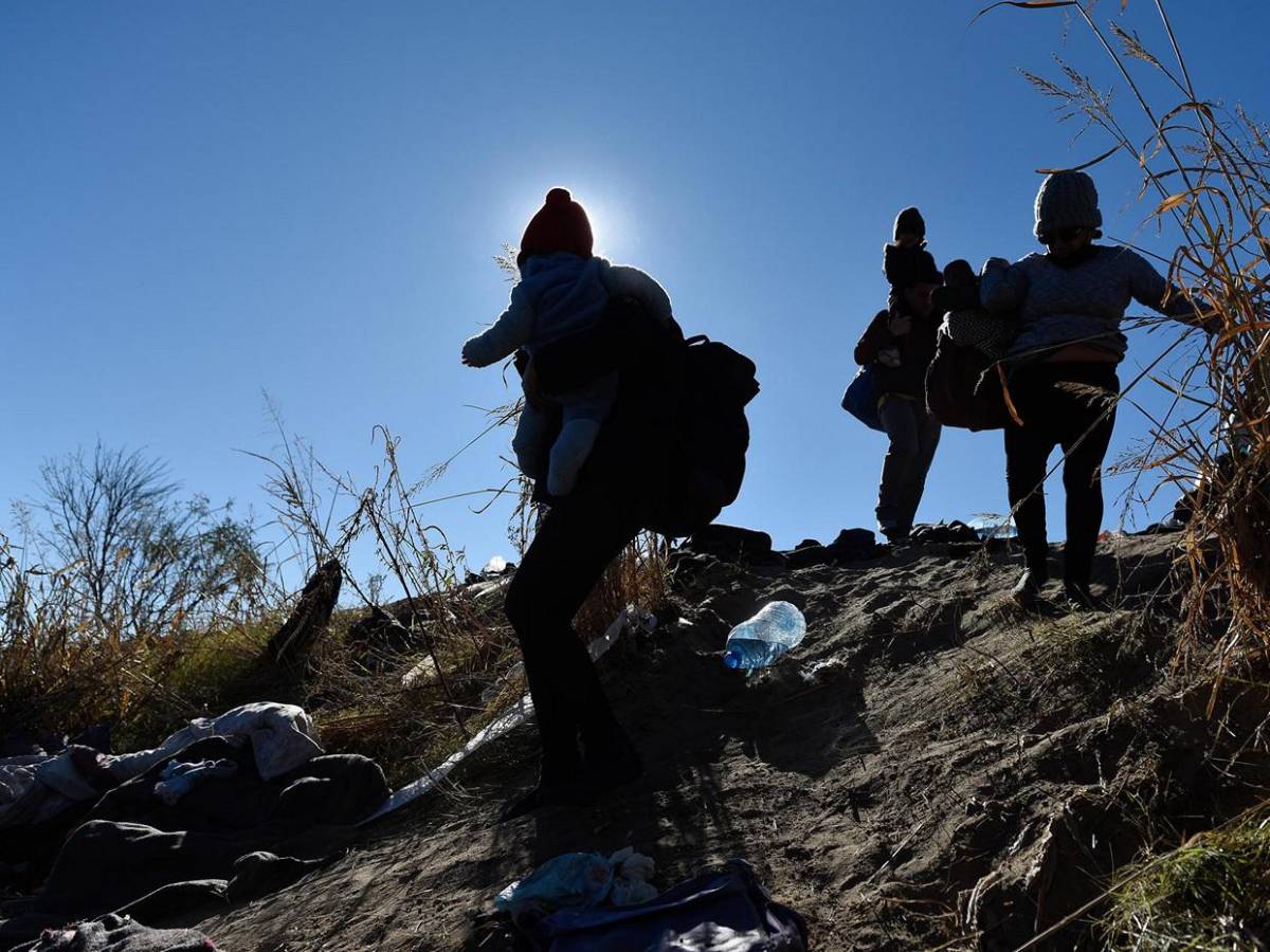 ¿En qué consiste el nuevo muro negro de Trump para frenar a  migrantes?