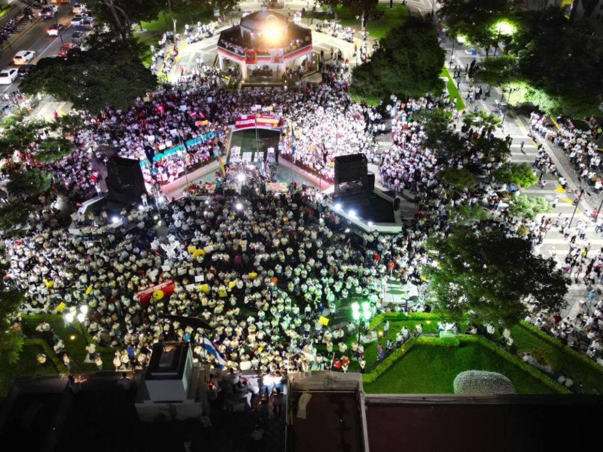 Sampedranos llegan al Palacio Municipal para mostrar su apoyo a Roberto Contreras