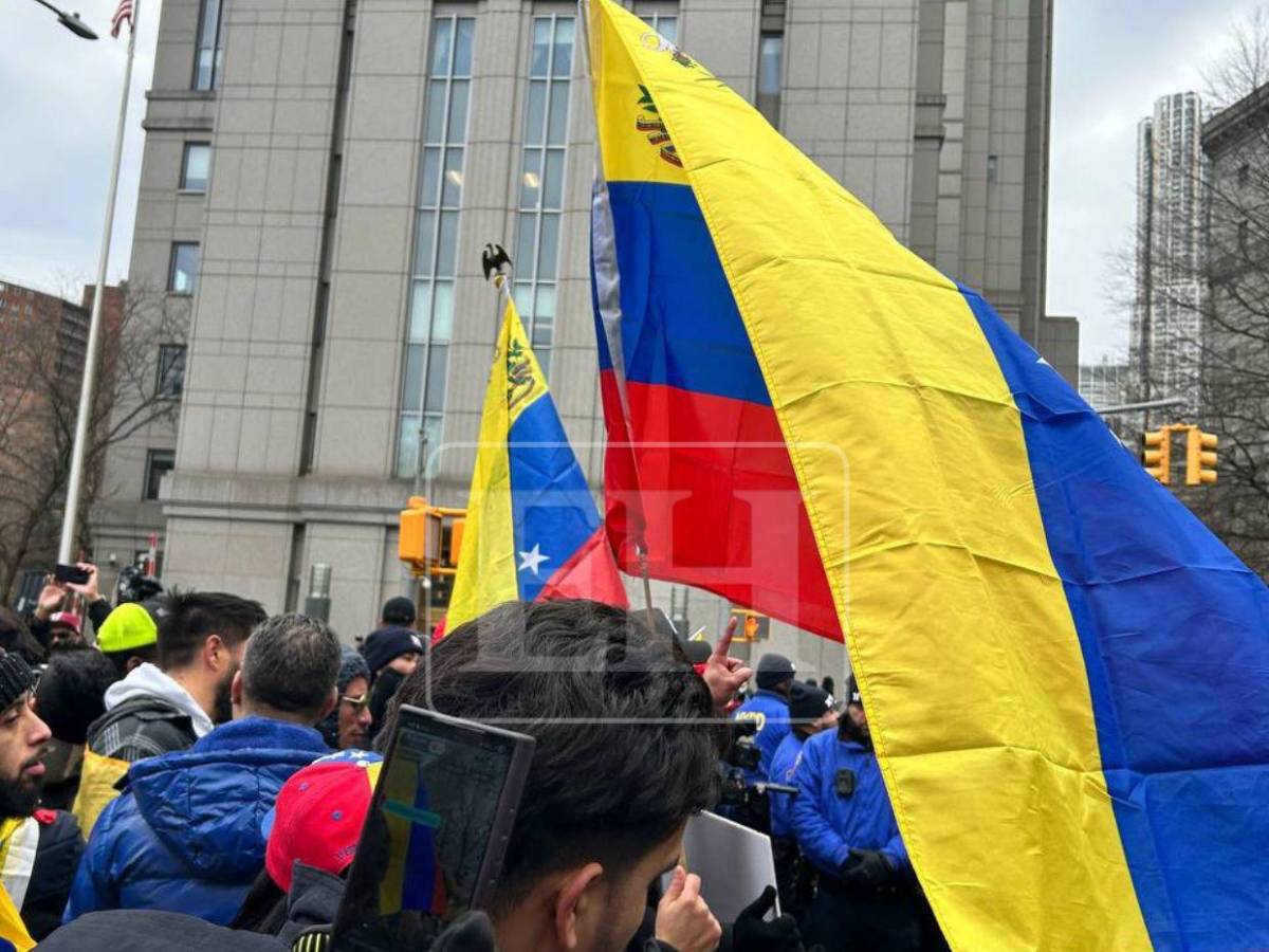 Protestan en Nueva York durante la audiencia contra Nicolás Maduro y su esposa