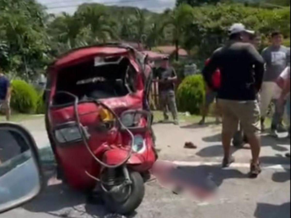 Quedaron atrapados en la mototaxi: momento en que rescataron a niños accidentados en Omoa